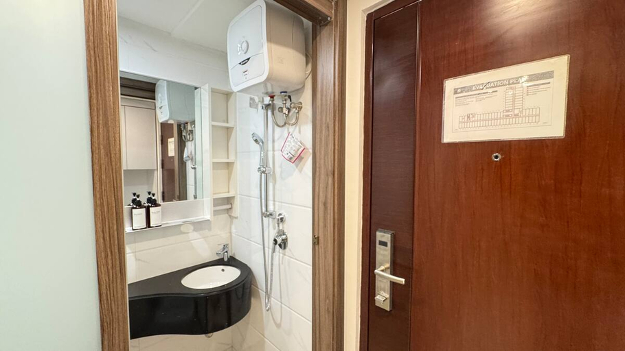 Bathroom 5, SKYHOUSE BSD Tower Leonie Studio Apartment by Betah Banget, Tangerang Selatan