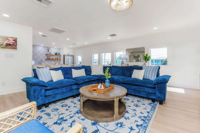 Living area 3, Dream Weaver Pool Sleeps 10 Near Beach, Nueces