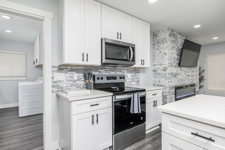Private kitchen 5, Poolside Paradise 3 Bedroom Home, Sarasota