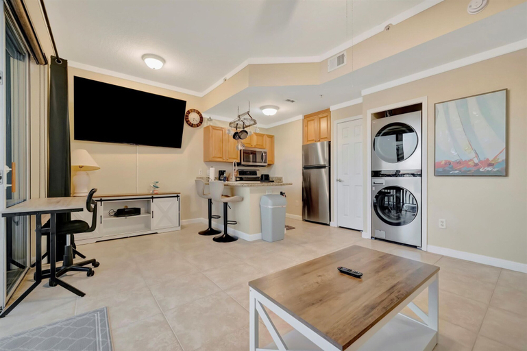 Room 2, Sunsets Waterview Balcony Queen Bed Heated Pool, Pinellas
