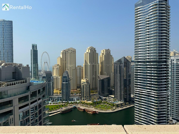 5, Quiet Studio w/ Balcony & RoofTop Pool in Marina, Dubai