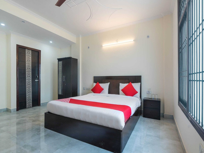 Room 4, Hotel O The Grand Venice Mall, Gautam Buddha Nagar