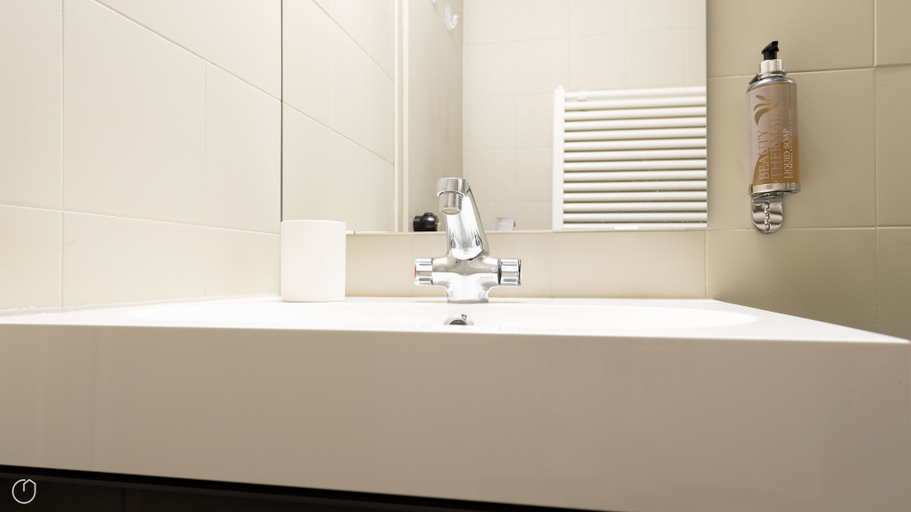 Bathroom 4, Cacciatori Delle Alpi 7, Sondrio