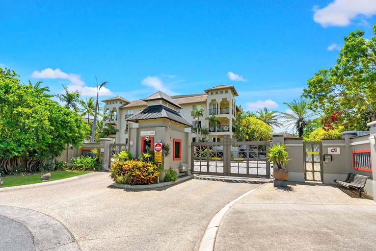 Room 2, Palmview Heights - 9 Pools BBQ Gym, Cairns