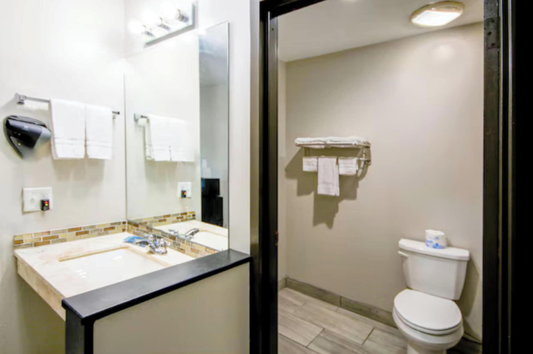 Bathroom 3, Hotel Arthur, Mills