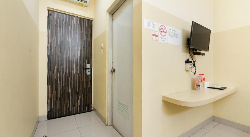 Bathroom 5, RedDoorz Plus near Mall Ciputra Jakarta, West Jakarta