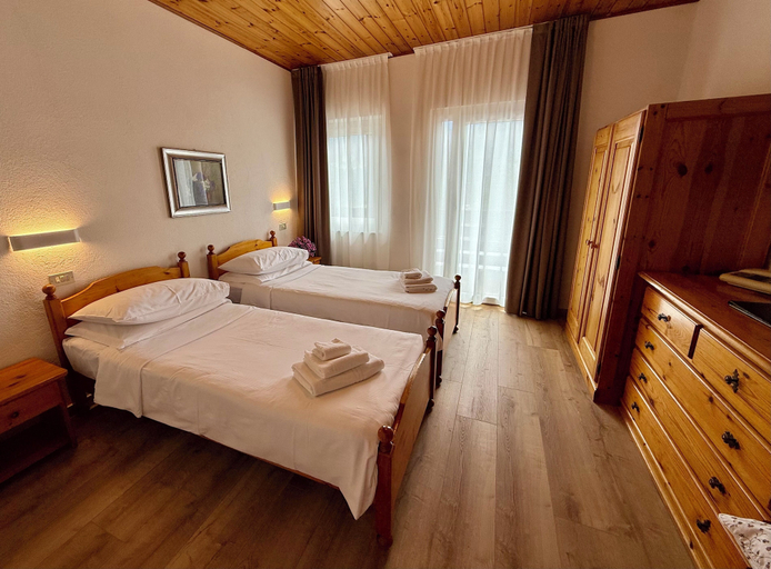 Bedroom 3, Hotel Latemar, Trento