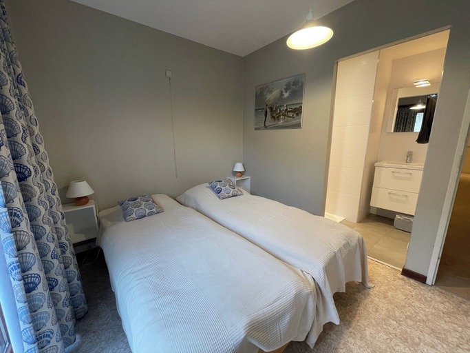 Room 3, Seaside Apartment by the Zeedijk Promenade, West-Vlaanderen