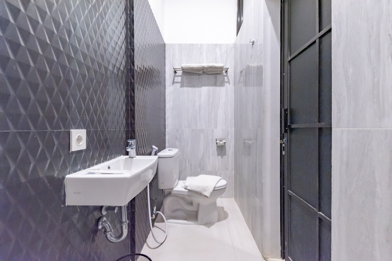 Bathroom 3, RedDoorz @ Kala Budget Semarang, Semarang