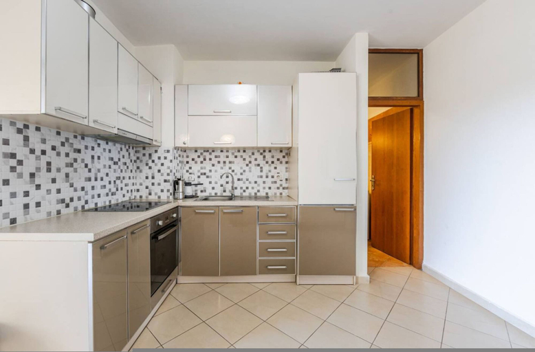 Room 2, Bright Sunny Apartment Beach Access, Sarandës