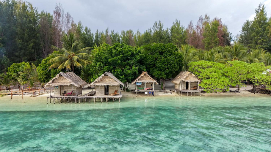 Exterior & Views 1, Coco Huts Guest House, Raja Ampat