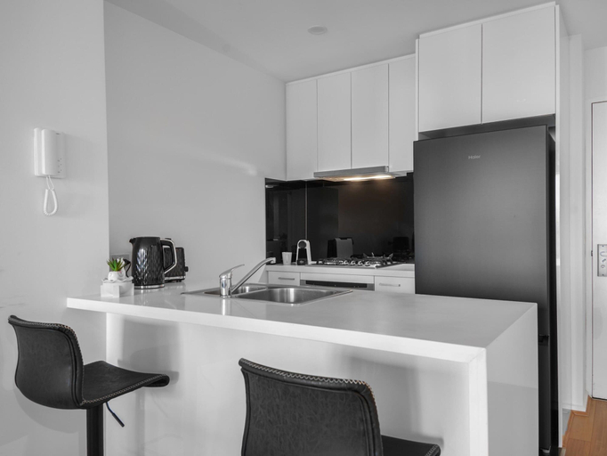Private kitchen 5, Stunning 2-bed Apartment With City Views, Melbourne