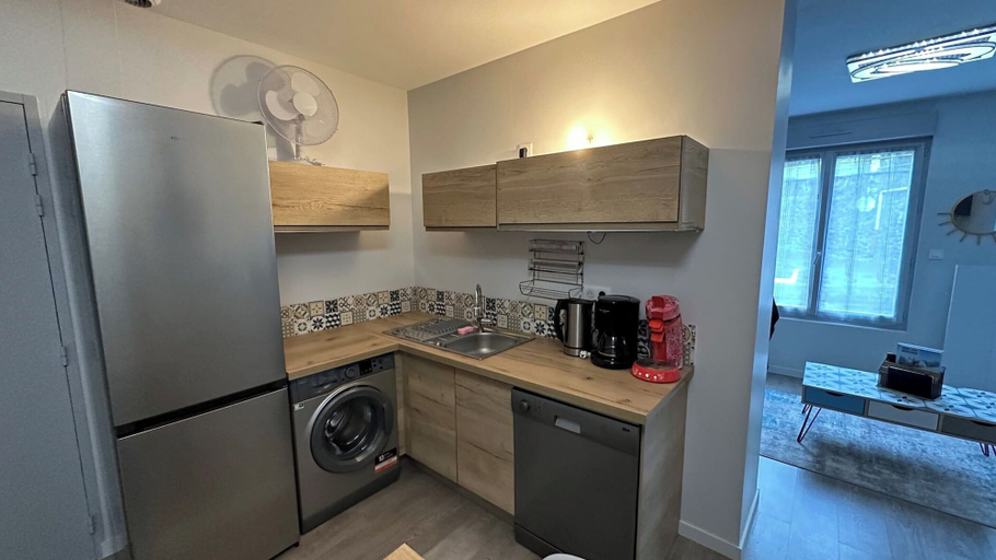 Private kitchen 5, 2-bedroom Revamped Flat in Auvergne, Puy-de-Dôme