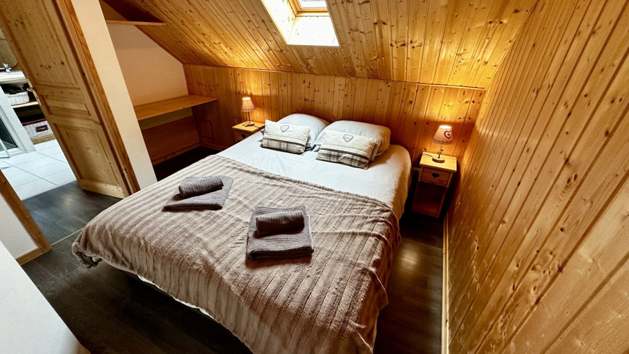 Room 3, Spacious French Chalet Stay for 10, Puy-de-Dôme
