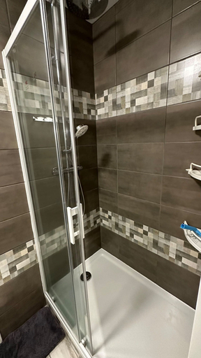 Bathroom 2, 2-bedroom Revamped Flat in Auvergne, Puy-de-Dôme