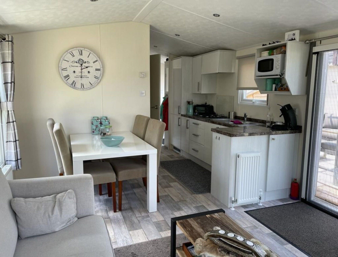 Private kitchen 2, Modern Stay Near Oosterschelde Beach, Noord-Beveland