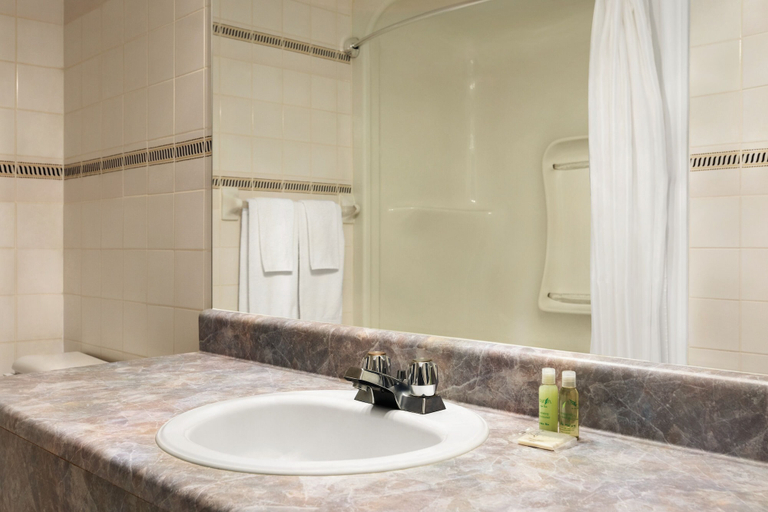 Bathroom 4, Travelodge by Wyndham Rigaud, Vaudreuil-Soulanges