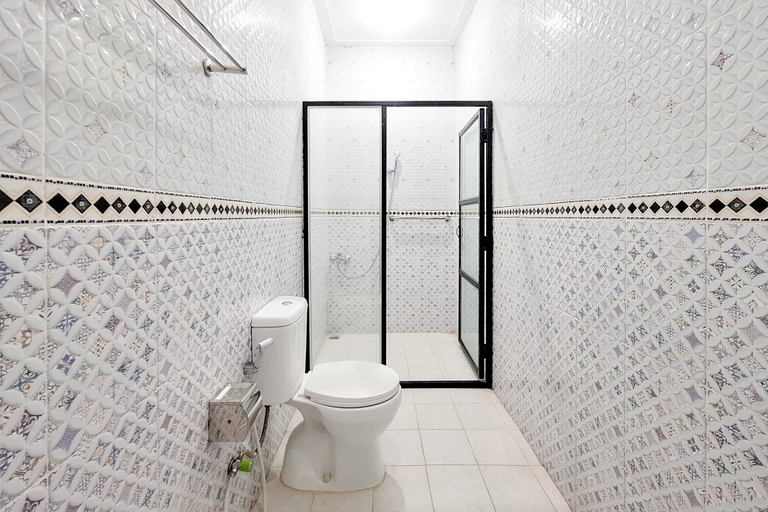 Bathroom 2, RedDoorz @ Alvaro Butik Hotel Citeko Puncak, Bogor