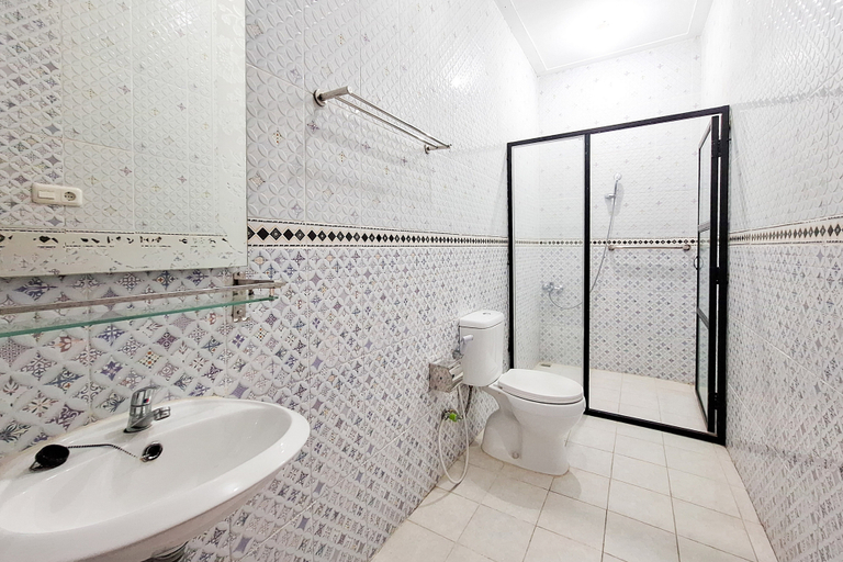 Bathroom 5, RedDoorz @ Alvaro Butik Hotel Citeko Puncak, Bogor