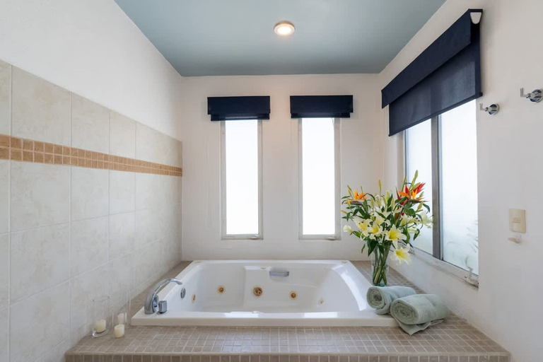 Room 5, Sleeps 6 Views Beach 1 Block Gated, Compostela