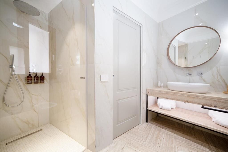 Bathroom 5, Niti Palace, Trapani