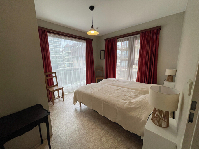 Room 5, Seaside Apartment by the Zeedijk Promenade, West-Vlaanderen