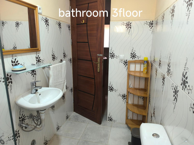 Bathroom 2, guesthouse emaly