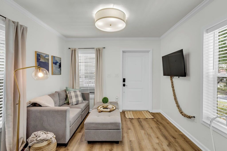 Living area 5, Cottages at Oak Park, Jackson