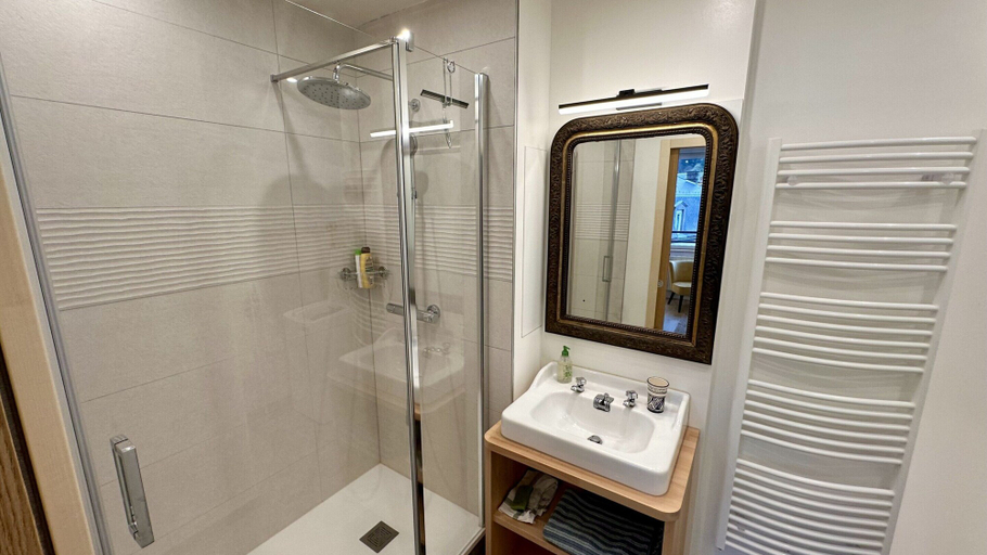 Bathroom 4, Modern Refuge Near the Village rim, Puy-de-Dôme