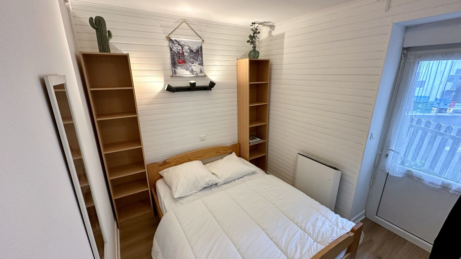 Room 5, Sunny Sanctuary by the Town Center, Puy-de-Dôme