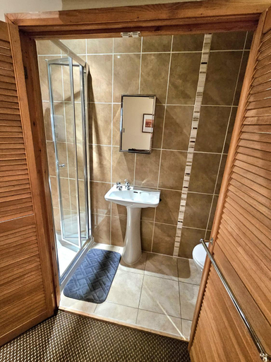 Bathroom 4, Hotel Claytou, Blackpool