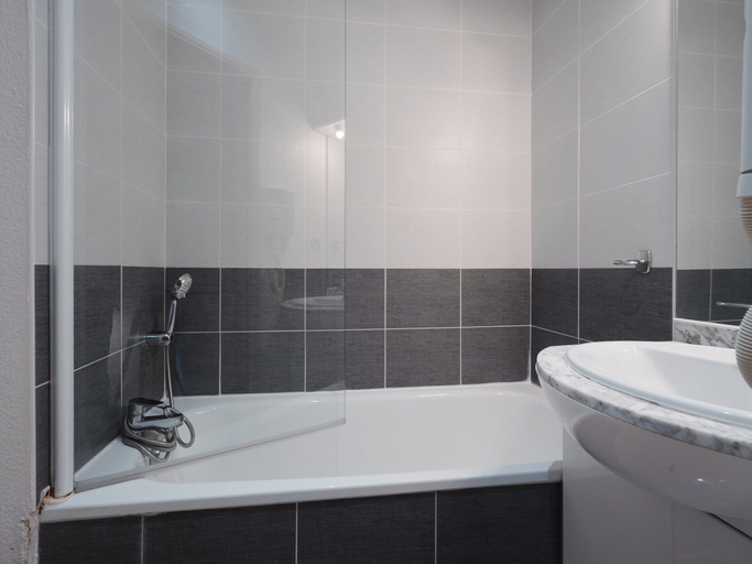 Bathroom 4, Lush Corner Near the Local Bistro, Hérault