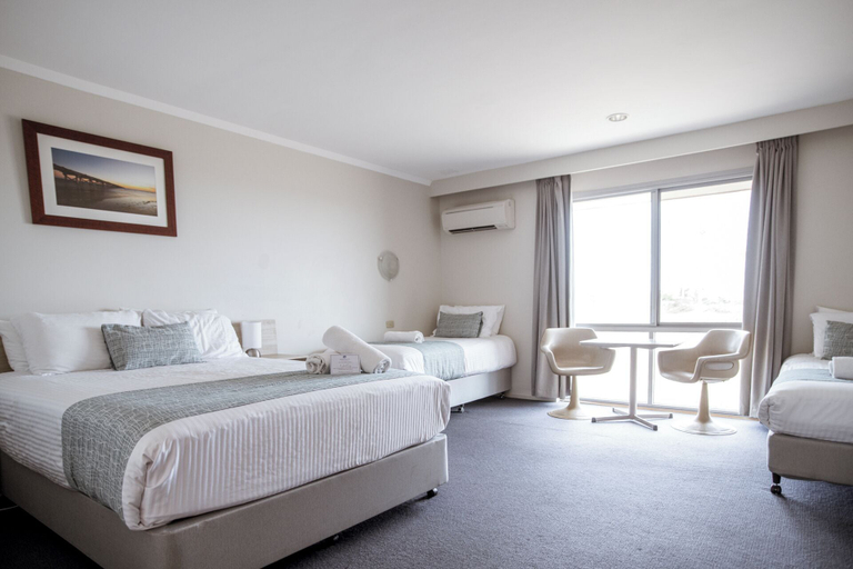 Bedroom 4, Hospitality Carnarvon, SureStay by Best Western, Carnarvon
