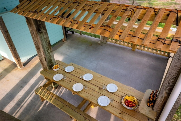 Outdoor dining 3, Pelicans Landing 2 Bedroom Home by RedAwning, Galveston
