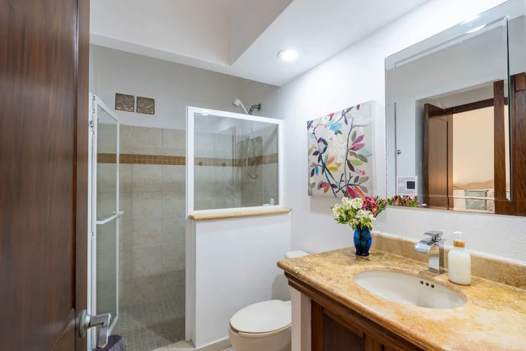 Room 4, Sleeps 6 Views Beach 1 Block Gated, Compostela