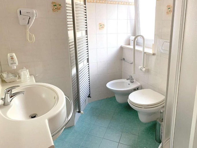 Bathroom 4, Hotel Latemar, Trento
