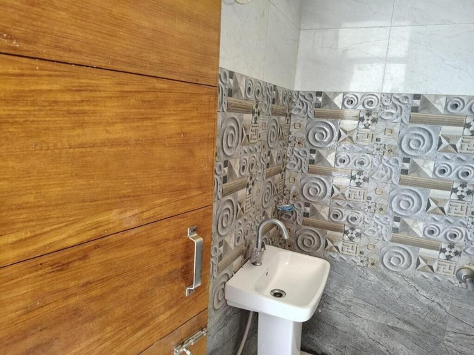 Bathroom 2, HOTEL SKY HILLS by mist vally ventures, Dehradun