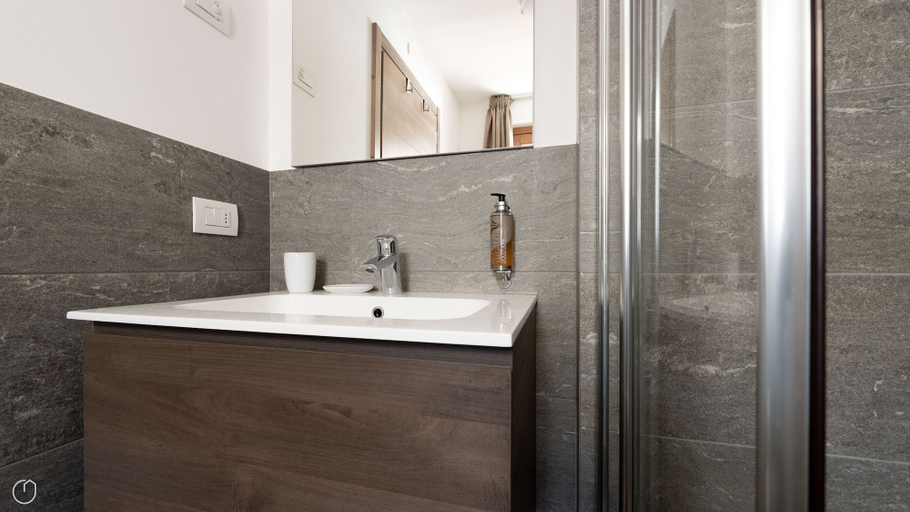 Bathroom 4, Ciuk 11, Sondrio