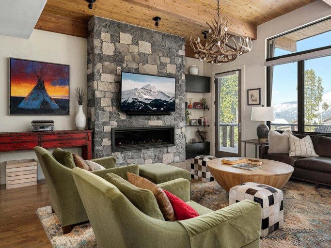 Living area 5, 7 Rolling Ridge 6 Bedroom Home, Madison