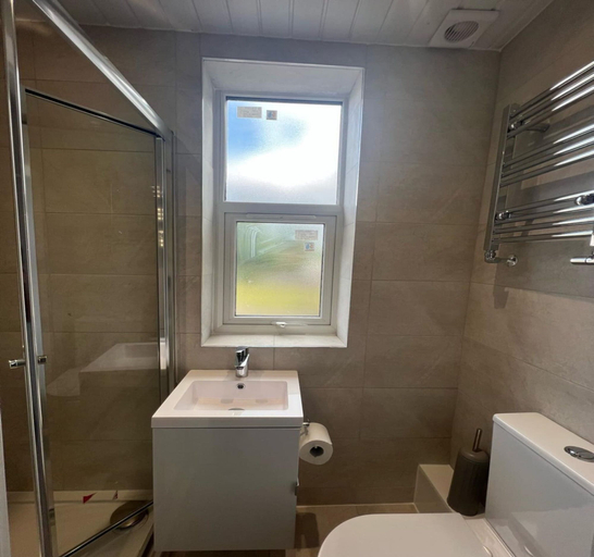 Bathroom 3, Deluxe Single Room, Salford