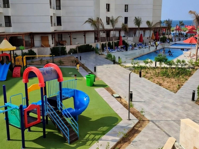5, Beachfront Chalet in Porto Said with Pool Ga, Al-Manasrah