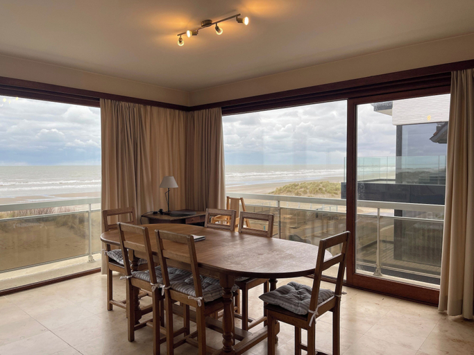 Dining 5, Seaside Apartment by the Zeedijk Promenade, West-Vlaanderen