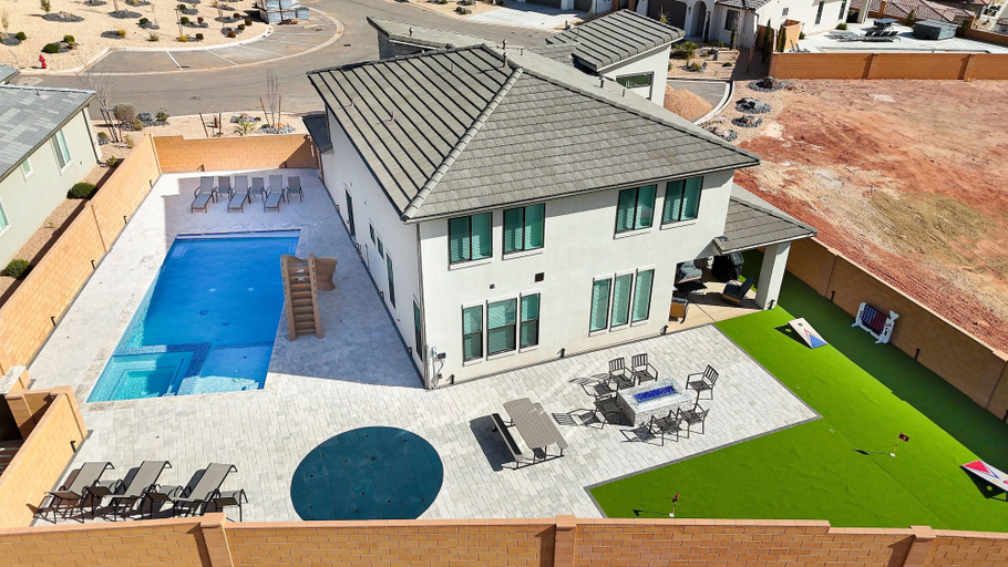 Exterior 2, Splash And Putt Paradise 5 Bedroom Home, Washington