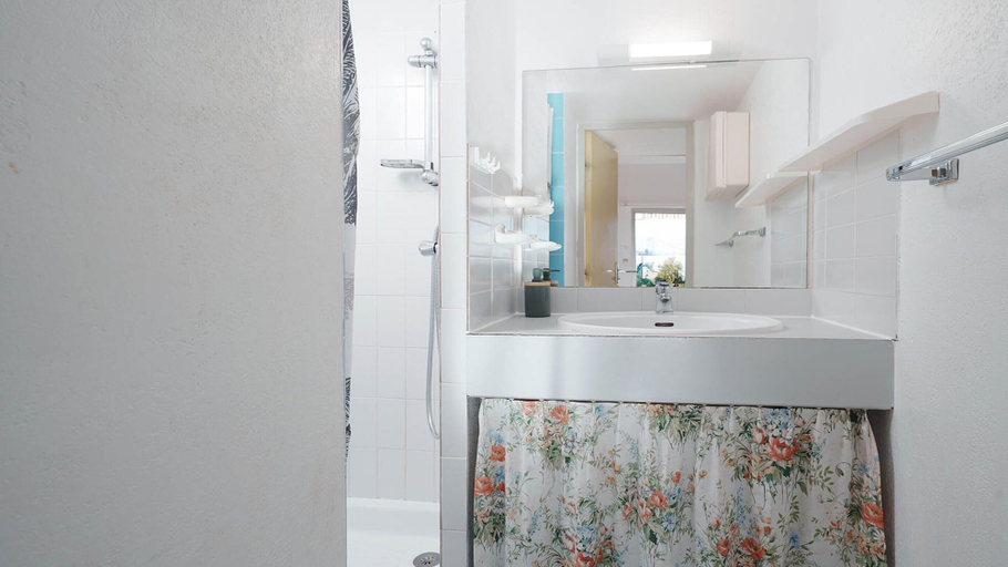 Bathroom, Bright Area Near the Harbor Walk, Hérault