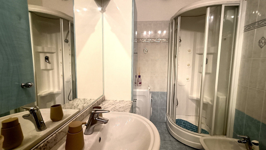 Bathroom 3, Europa 41, Imperia