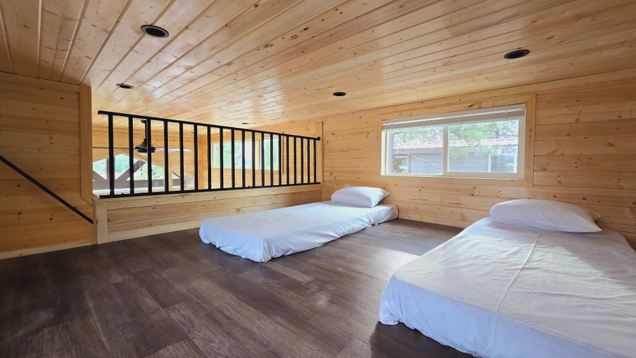 Room 2, Mountain View Luxury Cabin, Coconino