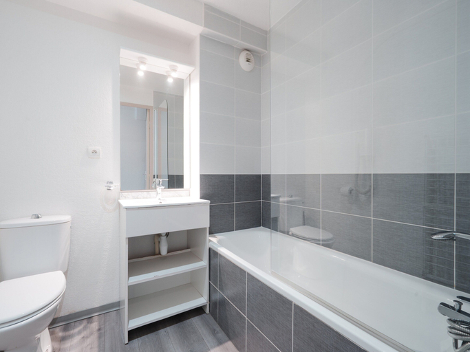 Bathroom 5, Scenic Escape by the Village rim, Hérault