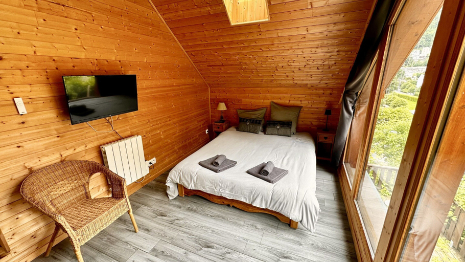 Room 2, Spacious French Chalet Stay for 10, Puy-de-Dôme