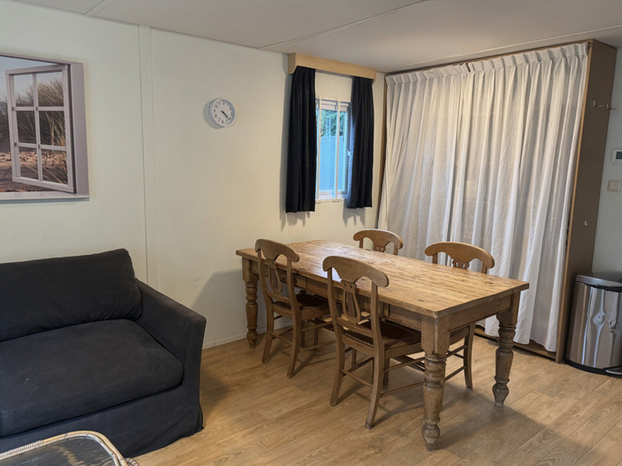 Living room 3, Kijkduin Beach Lodge With Indoor Pool, The Hague