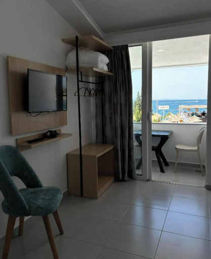 Others 4, Hotel Santa Paola, Sarandës